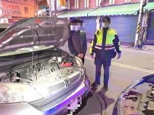 里港警揪感心　午夜時分助自小客復電救援