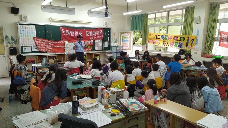 里港警分局深入小學　宣導反毒及婦幼、交通安全