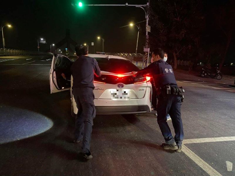 深夜車禍駕駛心慌　東港警協助推車排除路障