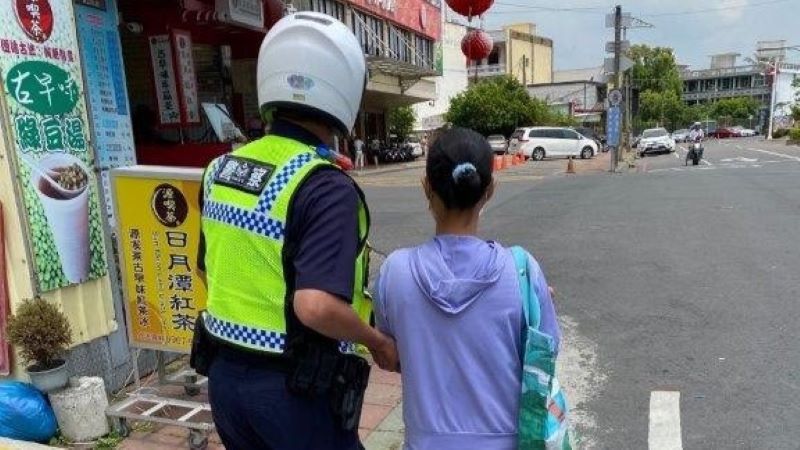 我是你的眼！視障女迷途　東港警熱心助返家