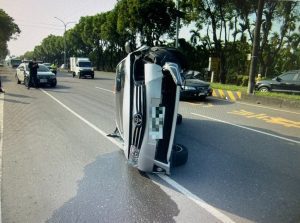 內埔自小客車自撞中央分隔島翻覆　警消前往救援