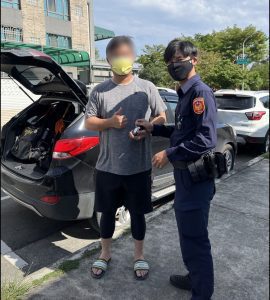 好準！手一滑鑰匙命中水道孔 警伸縮自如助脫困