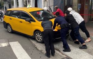 派出所前車禍交通堵塞｜大安警民合力推車排除障礙