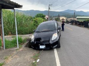 小客車右前輪卡水溝　幸遇枋警路過助脫困