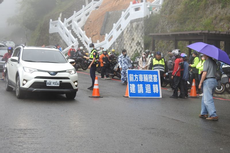 南橫公路通車首日　每小時湧現1,000輛以上車次