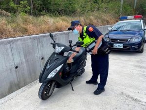 男子機車油料用鑿　枋警貼心提油相助