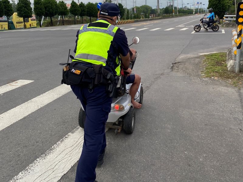 阿北4輪電動車走到沒電了　潮州警協助救援