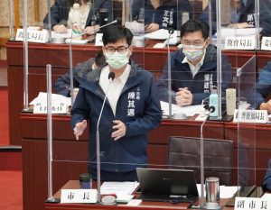 疫情社區化、流感化　高雄市長陳其邁在議會質詢表示， 已做好線上、實體混合教學準備