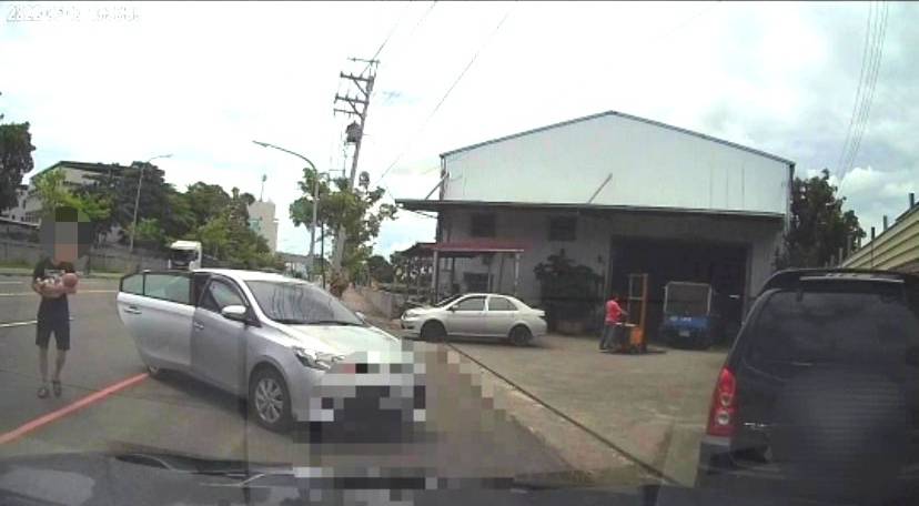 小男嬰確診高燒攔路求助　警助開道火速就醫