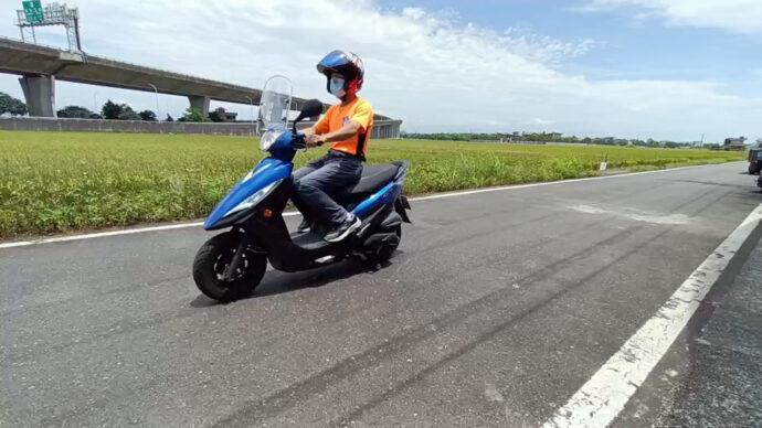 停紅燈腳不用放下？邱景隆發明機車輔助輪架造福機車族