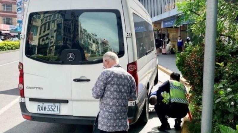 端午連假民眾出遊爆胎　東港警神救援揮汗協助修復