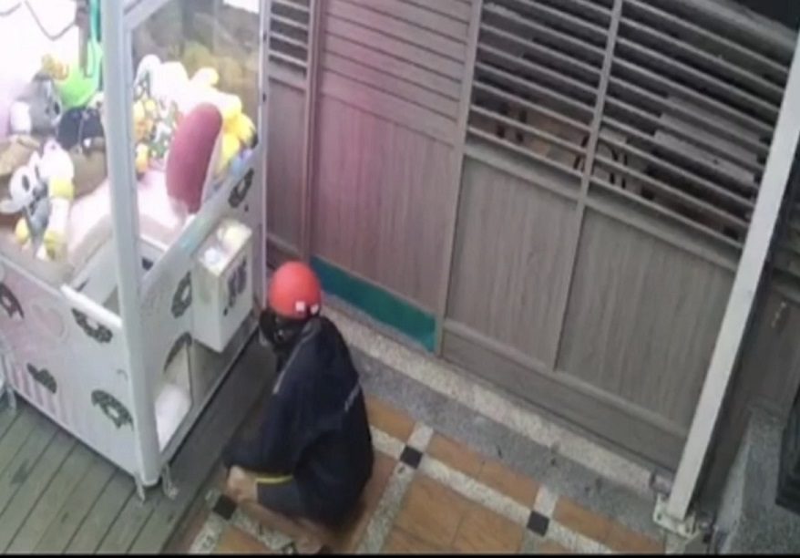 萬能鑰匙連偷三臺販賣機錢幣不費吹灰之力　被逮辯稱路上撿到的