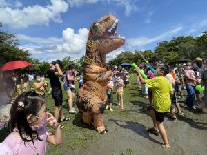 潮好玩市集好吃好逛　吉祥物及恐龍軍團大遊行