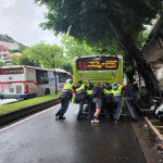 颱風天公車拋錨擋道 士林警大力推車排除 上班族狂比讚!