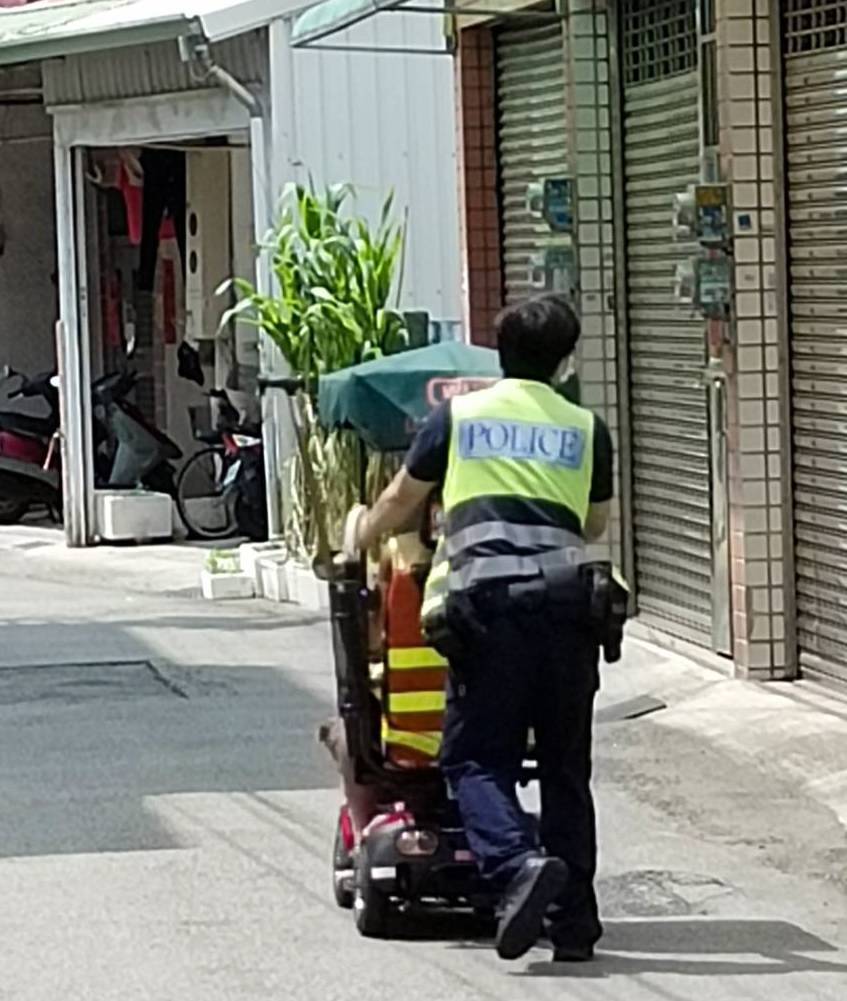 老翁電動車沒電受困路中  霧警二度協助推車助返家