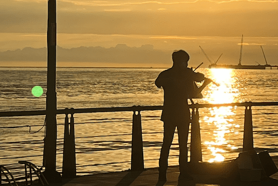 淡水夕陽下的小提琴家李晨嵐　浪漫美景如詩如畫