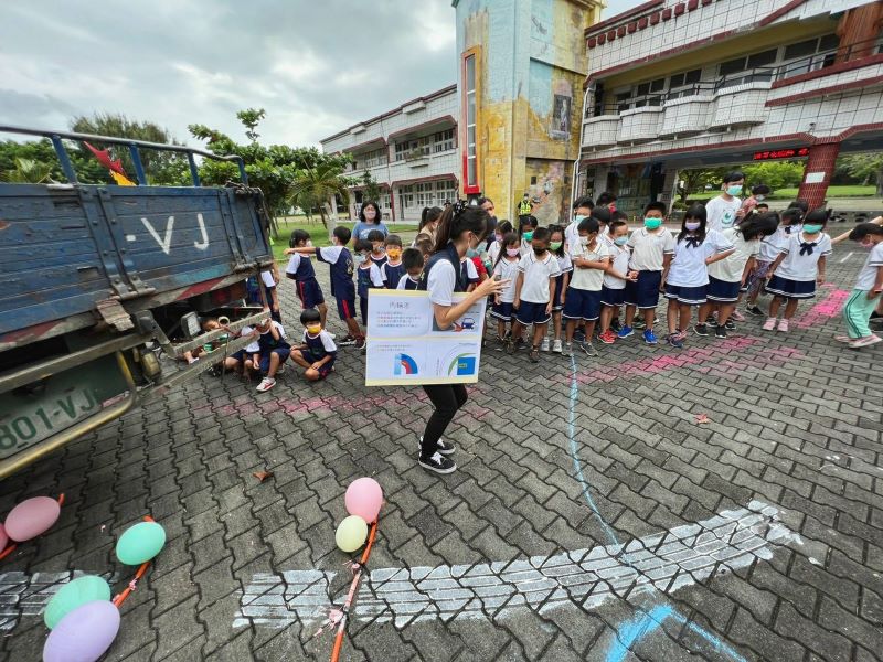 交通安全月　恆警結合滿州國小辦大型車體驗課