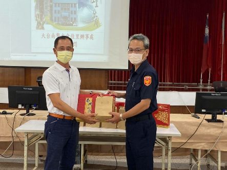 中秋佳節前夕  佳里警友會主任周文雄率隊慰勞警察