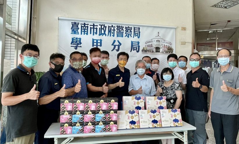 學甲警友會中秋傳情 在地漁產慰問學甲警