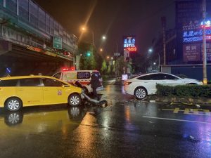 鳳山區自小客與計程車車禍　幸無人傷