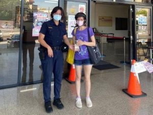 台灣警察十分友善　東港警聯繫失主美籍女教師物歸原主獲好評