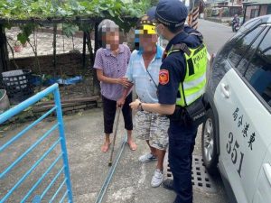 老翁代步車故障烈日下待援　東港警駕車送返家