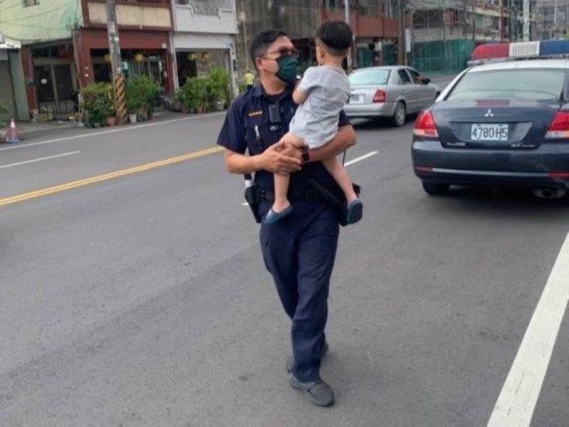 2歲童迷途路邊嚎啕大哭　東港警獲報安撫並協助返家