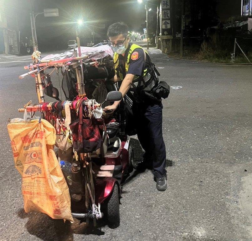 拾荒翁電動代步車電量耗盡　東港暖心警推車助返家