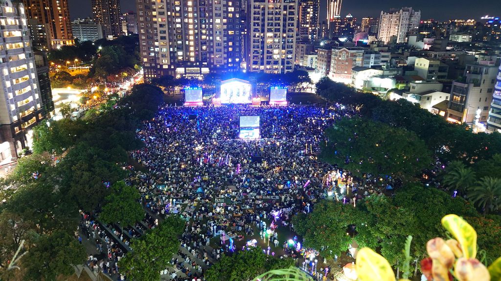 台中爵士音樂節吸引近十萬民眾齊聚市民廣場 盧市長10秒旋風致詞