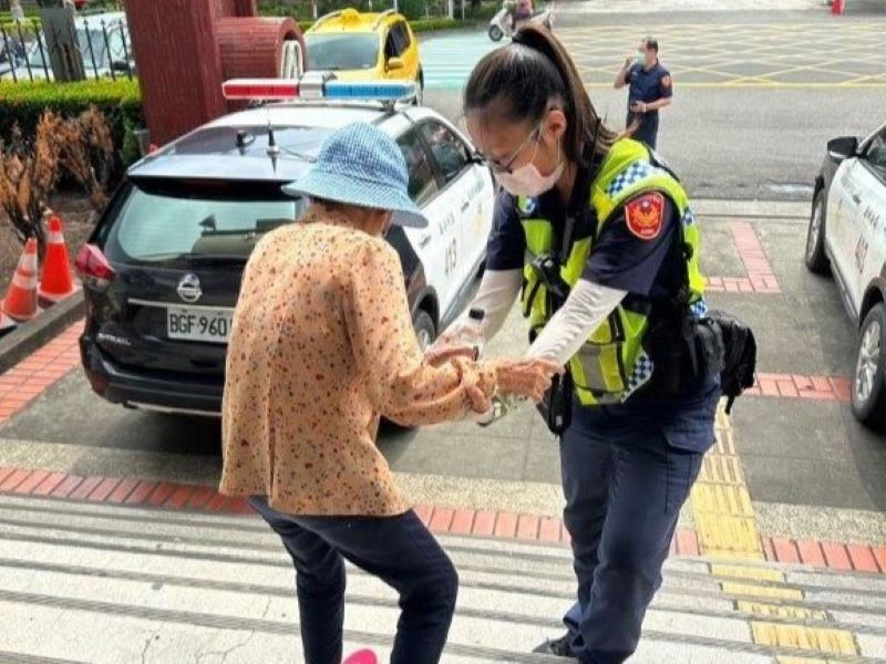 老婆婆遇熱心民眾　細心女警協助平安返家