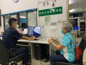 內埔警利用客語及對講擴音機　助長者化解詐騙危機