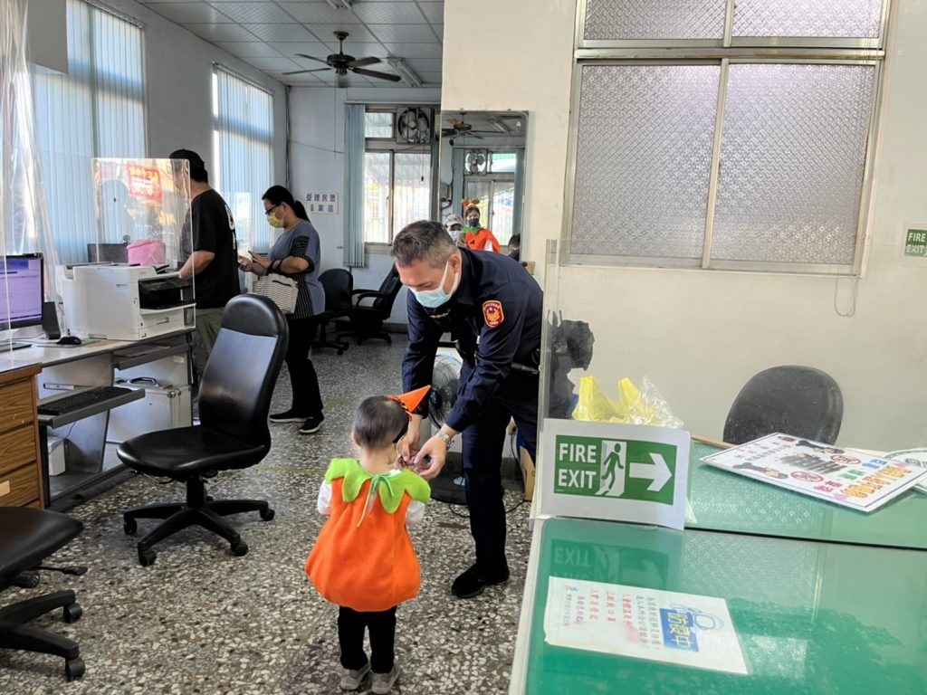 不給糖就搗蛋 小小鬼怪們聚集在警察局要糖果