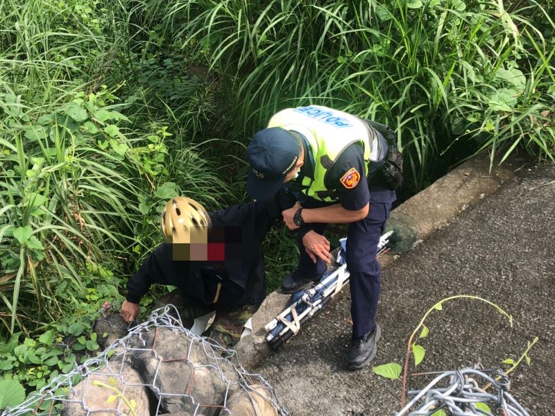 酒醉男抓魚陷堤岸　熱心警伸援助返家