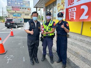 屏警局長國慶連假視導東港交通　勉警全力疏導車流