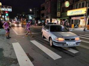 連假上路汽車拋錨　東港警協助推車排除