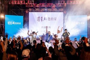 空前絕後！400台無人機夜空表演閃耀夜空 煙火秀致敬高雄知名建築集團