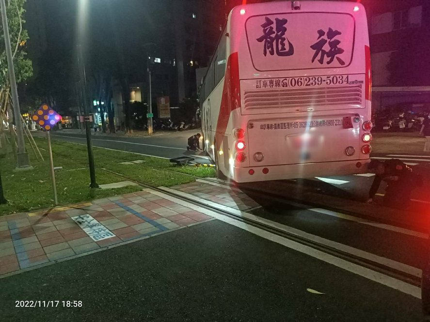 營業大客撞斷輕軌號誌　導致號誌桿受損倒地