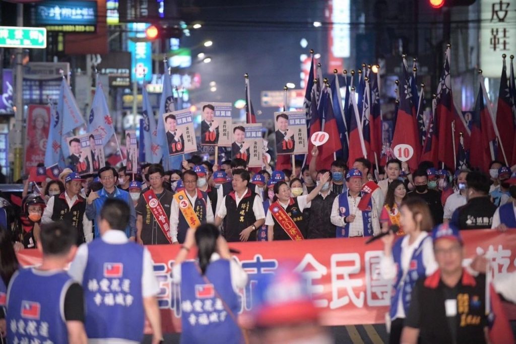 「榛愛花蓮幸福城市」全民團結大遊行 選前之夜衝刺 鄉親展現團結力挺縣長徐榛蔚 支持者「凍蒜」歡呼聲響徹大花蓮街道