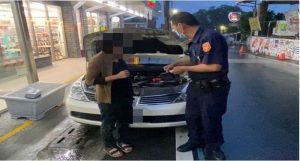 車輛電瓶接頭鬆脫　泰武警冒雨助民發電