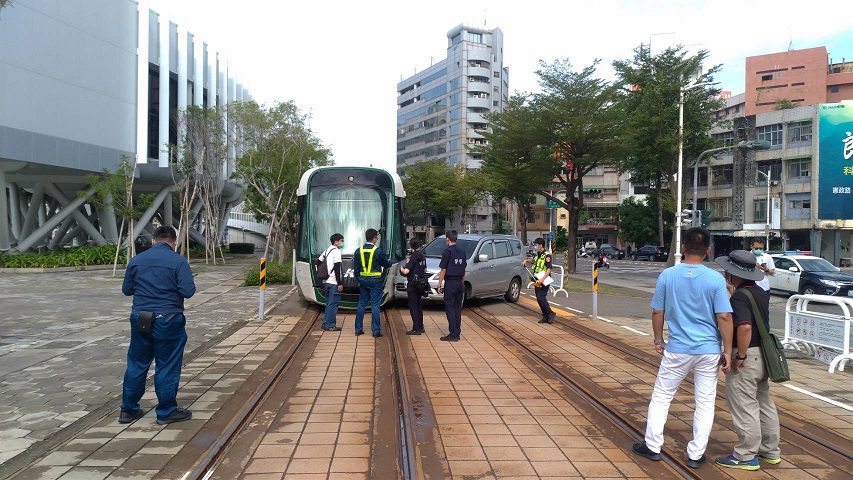 自小貨車與輕軌列車發生碰撞　一人受傷