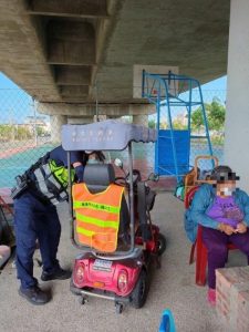 保護高齡者行車安全　東港警主動提供反光背心