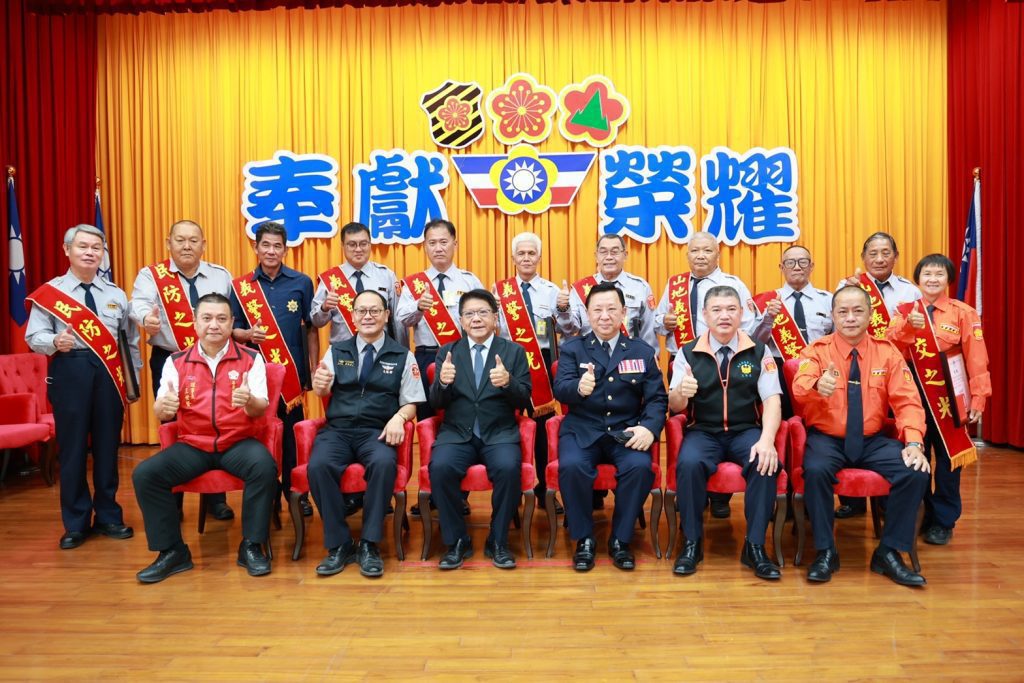 屏東縣政府警察局辦理111年服務資深協勤民力表揚大會，縣長親自主持頒獎