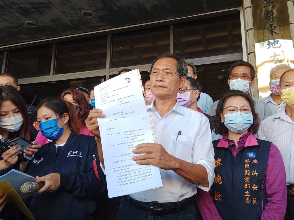 國民黨屏東縣長候選人蘇清泉前往台灣屏東地方法院遞狀提告，要求屏東縣選委會查封縣長選舉所有選票，並進行重新計票