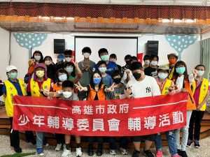 高市少年隊、少輔會攜手少年提前響應「國際志工日」一同淨灘、抱魚、吹海風