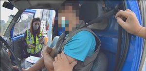 貨車司機低血糖昏迷停路中　警急推車救援助送醫