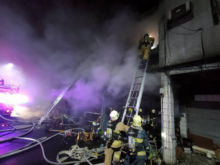 三民區旅順街火警　消防員馳往搶救、奮力撲滅火勢並救出1人