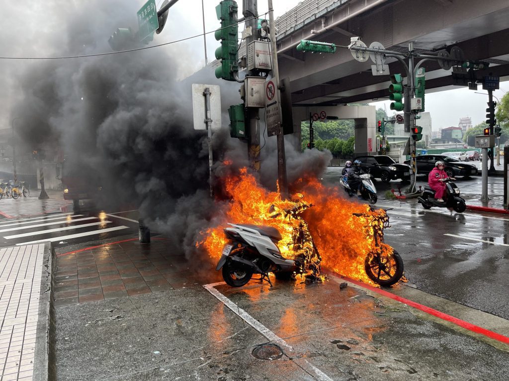 路檢突遇火燒車！保大勇警徒手搬機車阻大火延燒