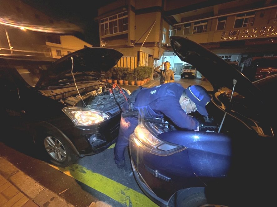 深夜時分汽車沒電　里港警電力馳援讓民眾順利返家