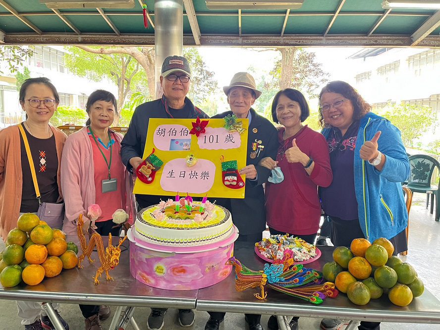 八德堂胡伯伯101歲生日會　與堂隊住民慶祝同樂