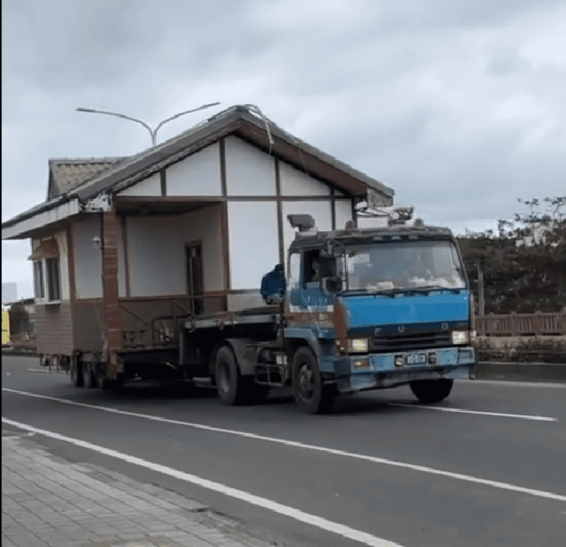 拖板車違規載運小木屋　恆警將依法掣單告發